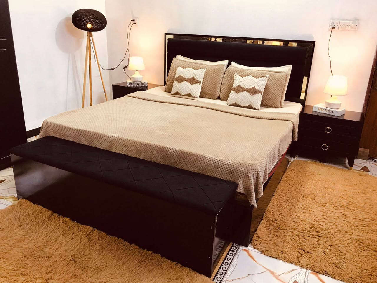 غرفة تركيه زاويه مودرن أبواب للبيع نضافه 💯 
من القند للأثاث جديدة شخط مابيها اصليه تكمه الخشب الثقيل ٩ قطع الكنتور تريده زاويه تريده عدل مستعجلين على البيع لغرض السفر للأستفسار خاص
***********
