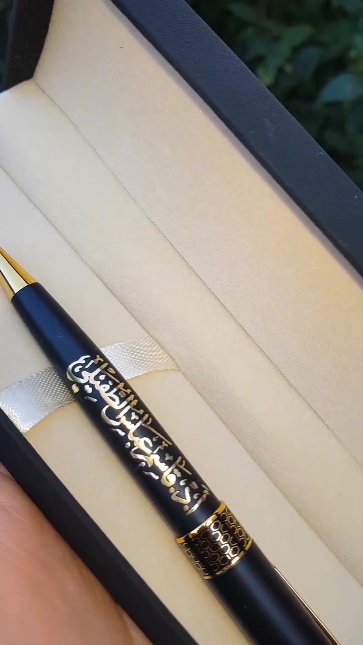 بين فخامة اللون الذهبي وجودة القلم الأصلي.. تولد الهدايا التي لا تُنسى. 👌🌟 احصل على قلمك الأصلي محفوراً باسمك أو اسم من تحب بالليزر الذهبي بسعر 8 آلاف فقط! ولأن الهدية لا تكتمل إلا بجميل غلافها، متوفرة علبة إهداء فاخرة بـ ألفين فقط. طقم متكامل وأنيق بـ 10 آلاف دينار فقط 

​#أقلام_فاخرة #حفر_بالاسم #هدايا_رجالية #هدايا_مكتبية #فخامة تخرج أقلام_أصلية هدايا_خاصة


**إذا كنت صاحب هذا الإعلان وتريد حذفه لأي سبب، رجاءا أرسل رسالة إلى الدعم الفني**