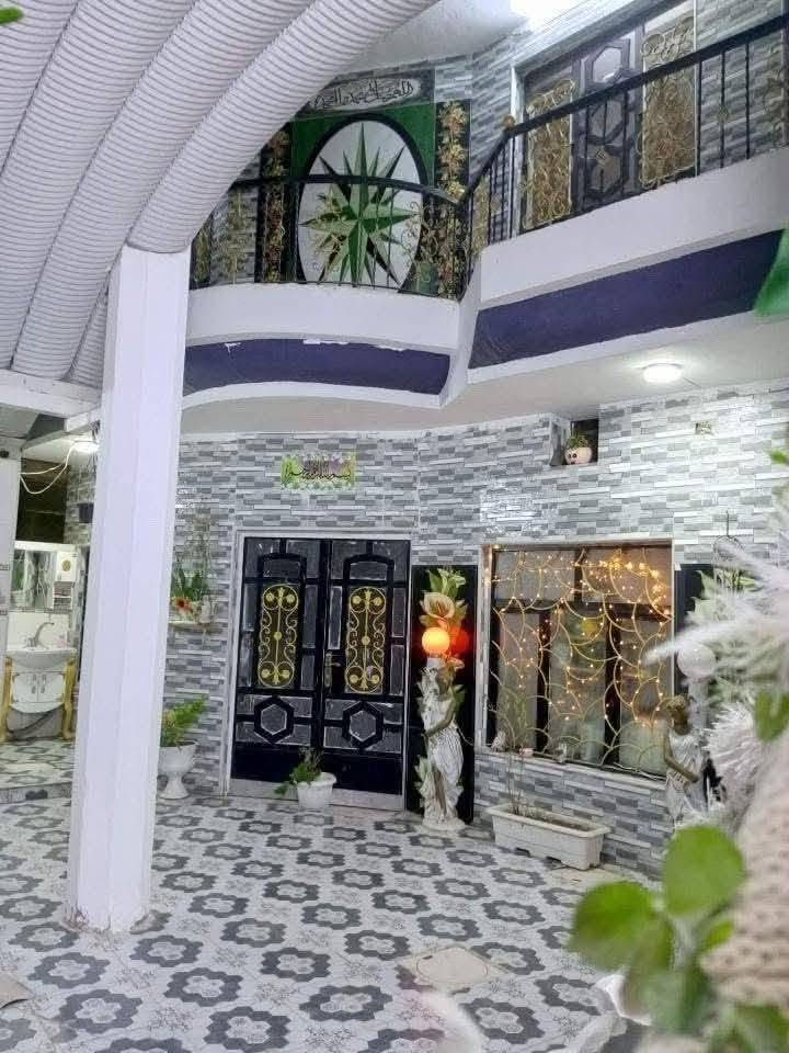 دار للبيع مساحة ٢٠٠ طابو زراعي سند ٢٥ صب كونكريت طابقين 4غرف  كاملات  يتكون الطابق الارضي  من غرف نوم وصاله وهول ومطبخ وصحيات داخليه وخارجيه وطارمة كبيره  والطابق الثاني ٣ غرف وهول كبير لبيت حديث و بناء درجة اولى مكان حلة مركز مدينه نزلت سعد بيجو بلبدايه واله طريق ثاني من ثيلة  يبعد عن شارع العام  50متر او اقل تدخل سياره للباب قريب ع مدارس وسوك بنص الولايه السعر ( ١٣٠  )وقابل للتفاوض
              مكتب الرؤيا للعقار 
***********
***********
