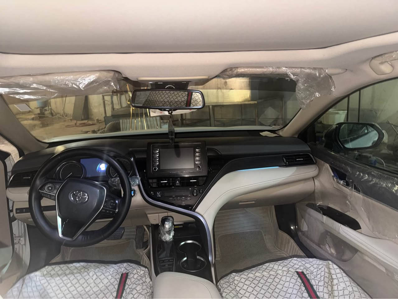 CAMRY 2023 limited edition V6 كوردي 
 کامری مۆدێل ٢٠٢٣  ليميتد ئيدشنه (خلیجی)، فول مواسەفات، زەمانی باب یەکەم. ڕەنگی سپیی سەدەفی ڕفۆش و مەرغوب.  ڕۆیشتوو: 35 هزار км  مەکینەی مەرغوبی 6 بستۆنە  بۆیاخ و بەدن: دەعامی بۆ دەعامی بێ بۆیاخ، بێ تەرزە (حاڵووب)، بێ تەقە و ڕەسعە.  بارودۆخ: سەیارەیەکی زۆر زۆر جوانە، بێ هیچ کەموکوڕییەک.  بەڵگەنامەکان: سەنەوی، هەزە و ڕەقەمی هەمووی نوێیە تا 2030، لە هەمان ڕۆژدا بە ناوتەوە دەبێت.  کلیل: 2 بەسمەی شەریکەی لەگەڵدایە، سپێری دانەنبەزیوە.  شوێن: سلێمانی.
مواسەفاتە دیارەکانی:  بەسمە  فەتحە (سەقف)  پەردە  شاشە  حەساسی پێشەوە + پاشەوە هاندبرێکی بەسمە (ئەلیکترۆنی)  ئۆتۆ هۆڵد (Auto Hold)  تەبریدی لەمس + مەرکەزی  تەحەکوم ستێرن  6 ئێرباگ  ئاوێنەی کارەبایی و ئیشارەتدار  تەحدید سەرعە (کروز کۆنتڕۆڵ)  گێڕ، مەکینە، تاقم سەدر و تایەکانی هەمووی نوێن و سەیارەکە هیچ مەسرەفێکی تێدا نییە.  پێشنیاری نرخ: 292 وەرەقە ($29,200) (کەمێک مەجالی تێدایە). ***********
‏عربي 
‏CAMRY  2023 limited edition V6
‎کامری مودیل2023   خليجي ليميت ادشن  فوول مواسفات ضمان باب اول لون ابیض صدفی مرغوب ،ماشی35   الف،محرک 6 سلندر مرغوب ،دعامی لــ دعامی مابی صبغ مابی حالوب مابی رەسعە  ،سیارە حیل حیل حلوة،سنویە هزە رقم کل جدید2030نفس یوم تحول٢ بسمه بیلادی موجود سبیر ما انزل،مکان سیارة سلیمانیة مواصفات معروفة بسمة بانوراما پردە ‎شاشة امامی‎+حساسات خلفی ‎هاندبریک بصمة
‎ئوتو هولد  تبرید لمس+مرکزی ‎تحکمات ستیرن ‎ستة ایرباب
‎مرایا ئیشارة و کهرباء ‎تحدید سرعة ‎گیر محرک تاقم صدر تاقم ایطارات کل جدید سیارە مابی ای نقس سعر :292 $ شویە بی مجال *********** السليمانية, العراق
