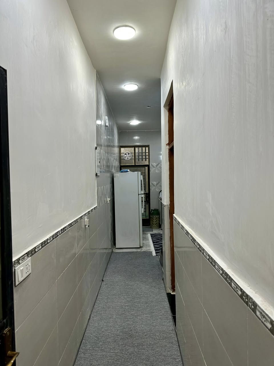 بيت للبيع ١٠٠ م الزعفرانية زراعي بيت بنية سند ٢٥ بناء حديث فرع ٣٢ يمينا
طابق واحد يحتوي على طرمة كبيرة ومدخلين وصالة وغرفة نوم واحدة  و مطبخ ومنور مثل ما مبين بالصور ( السعر ٨٥ ) مليون المراجعة في نفس البيت للاتصال *********** ابو احمد ( واتساب )
