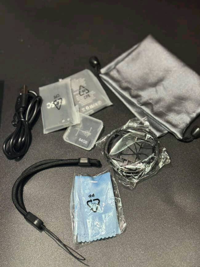 كاميرا/كامكودر رقمي UHD

بحالة ممتازة وتعمل بكفاءة كاملة، توفر تصوير فيديو وصور بجودة عالية. تأتي مع جميع الملحقات الأساسية:

• شاحن
• بطارية
• بطاقة ذاكرة (رام)
• غطاء للعدسة
ملاحظة:مع وجود تطبيق خاص بالكاميرا للحصول على الصور ونقلها من الكاميرا للهاتف الخاص بك

نظيفة ومستخدمة بعناية، سبب البيع عدم الحاجة إليها. للاستفسار أو طلب صور إضافية يرجى التواصل.