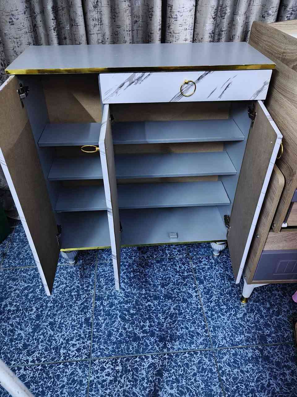 ميز  جديد مامستخدم ابد للبيع سعر خاص او الاتصال على هاي الرقم ***********
