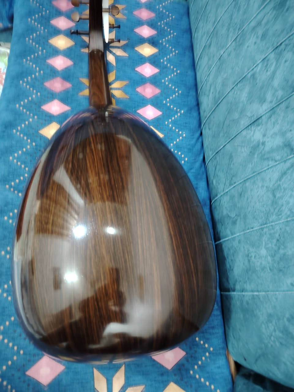 آلة عود للبيع. صناعتها. حديثه جدا. وصوتها. جميل. العود. من. صناعة الاسطه. حسين. الكناني.  العود. مصنوع. من خشب. السيسم.    من. جنطه. أو شنطه.   تلفون. ***********.بغداد
