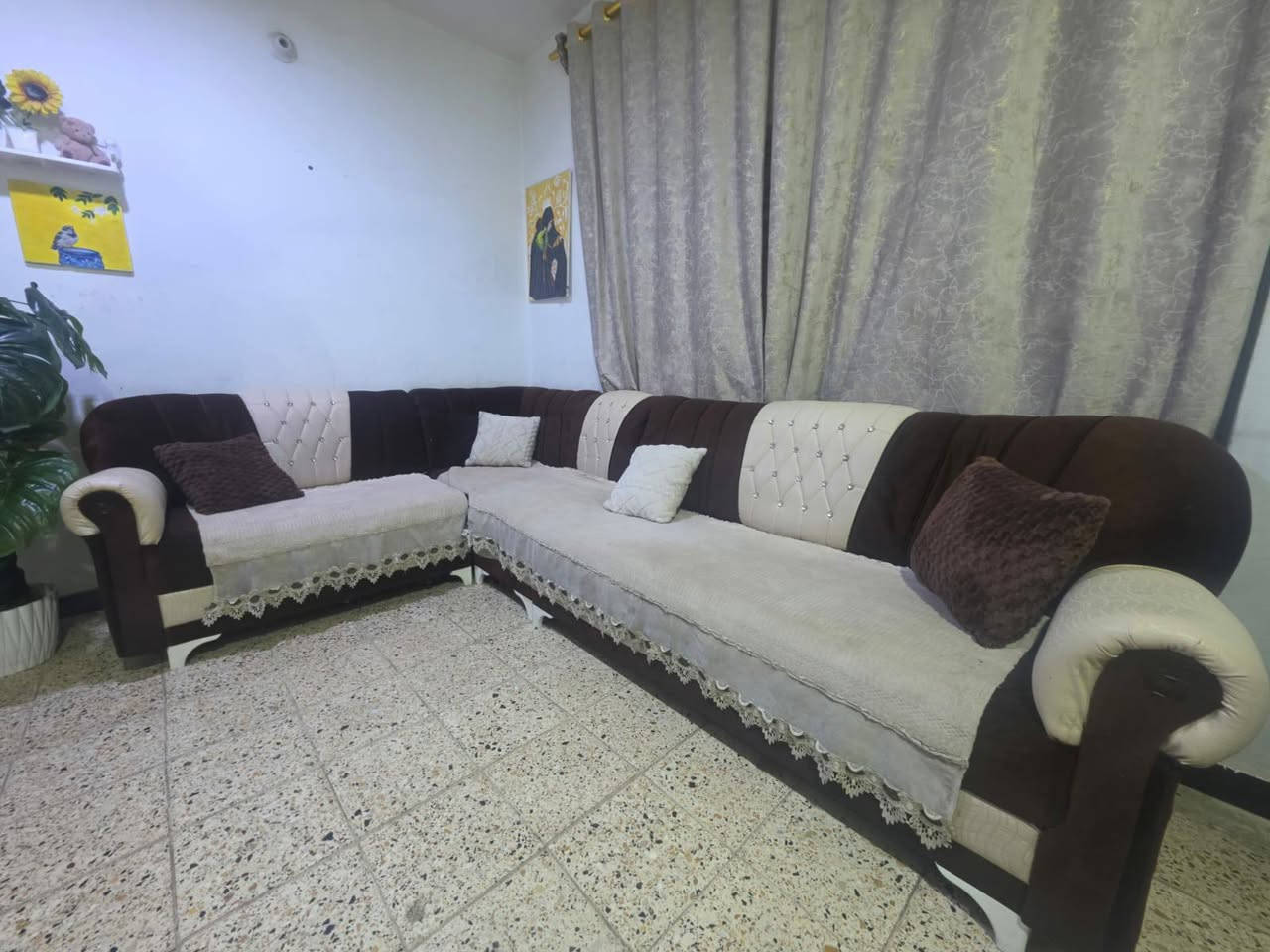 تخم للبيع – مستعجل
نظيف وبحالة ممتازة
السعر 300 ألف قابل للتفاوض
وياه هدايا: مفرش تخم الاصلي 4  قطع بردات كل قطعه مترتين ، 4 كوشات، 
الموقع: الأمين الثانية / شارع المركز
التواصل واتساب
***********
