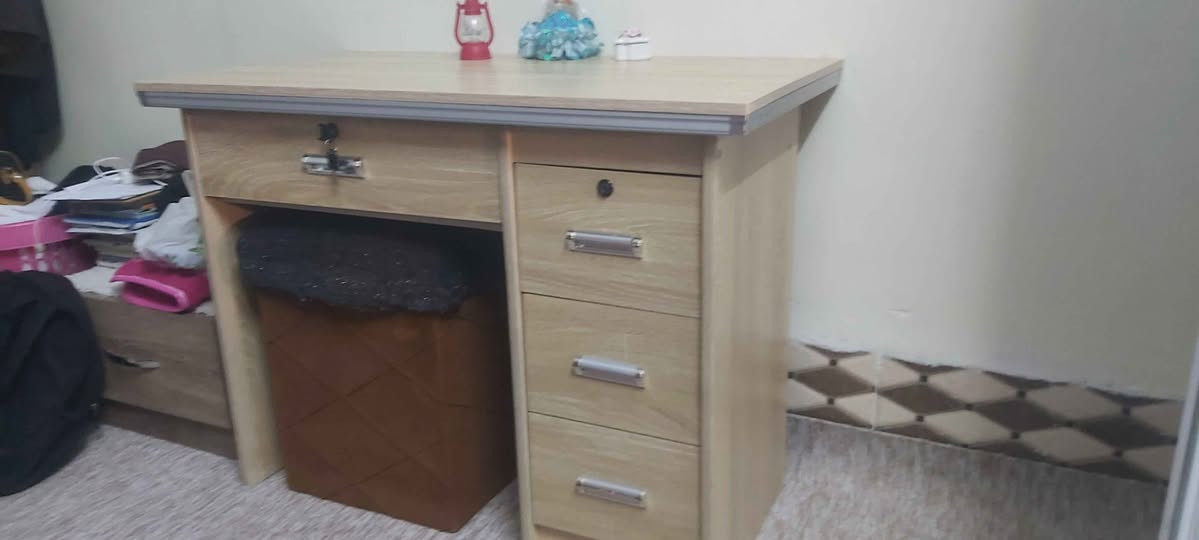 للبيع ميز مكتب للقراءة والكتابه وحفض الكتب والقرطاسية السعر 65  
*********** كركوك, العراق
