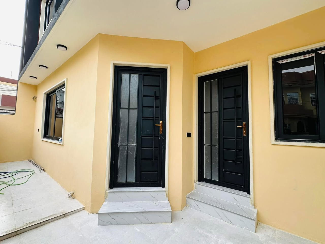 بسم الله الرحمن الرحيم 
#عروض_مكتب_البرج_الذهبي_للعقارات
متاح عقار للبيع في حي النور قرب ملعب كلاسيكو 

مساحه 100 م 
واجهه 10م 
بناء حديث فول تسليم فوري مفتاح قيد الانشاء 

طابقين 
الطابق الاول 
غرفة النوم هول استقبال مطبخ صحيات 

طابق الثاني 
3غرف نوم صحيات 
نضام دكتات نضام سبالت 
للاستفسار او مراجعة المكتب العنوان موصل الايسر سائدين الاخاء مقابل جامع الله اكبر 
***********
***********
