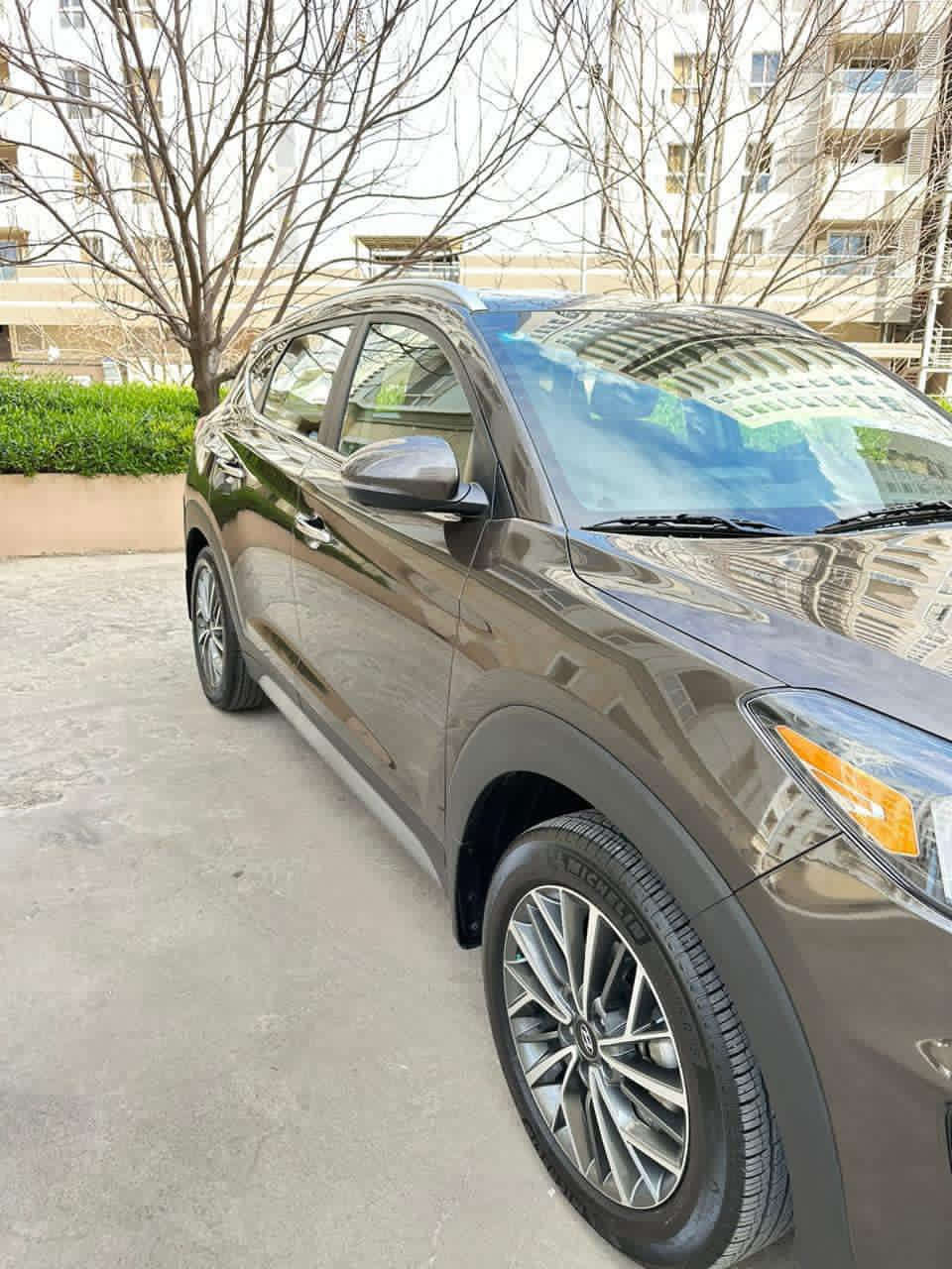 السلام عليكم هيونداي توسان 2020 للبيع فقط السعر 175 بيها مجال بسيط وارد امريكي طختها بسيطه برفاهيه المواصفات اللون الجوزي الميتاليك مطعم بالتيتانيوم🏴‍☠️🖤
(على وضع الشركة  وياها طبعا
 بصمات عدد 2 
المواصفات ✨✨
_كاميرات محيطيه عدد 4 📹
_ وفتح لمس
* نظام صوتي فاخر من انفنتي ودمام وشحن وايرليس 
* مكيف هواء أوتوماتيكي مزدوج المناطق.
_رادارات درجه الكترونيه وتلقائية 📡🔕🎥
-  نظام الحمايه العام🚨 🆘
- نظام كار بلي واندرويد اوتو الجديد
-كشنات 💺ملكي الجلد الاسود الفاخر 🤍مع تحكمات كهربائية للكشنات مع التدفئة بالكشنات 
-بصمة لمس صندوك كهرباء وفتح وغلق عبر البصمه
– سيارة رياضية رزانه واقتصادية جداً دفع أمامي قياسي،
-نظام التوجيه الذكي عبر صوت السائق وقيادة ذاتية واتو هولد 
أنظمة الأمان
* نظام مساعد تفادي الاصطدام الأمامي.
* نظام البقاء في المسار.
* نظام مراقبة النقطة العمياء.
* تنبيه حركة المرور الخلفية والاماميه والجانبية
* مثبت سرعة ذكي متكيف بالنظام الجديد 
* نظام مراقبة انتباه السائق 
* ملاحظة بعد هوااااااي مواصفات مذكرتها
ضرر السيارة / قطعتين جاملغ وباب فقط طخه بسيطه جداً
ارضيات كتلوكات سبير عدة ( كلهن بعدهن شركه ممفتوحات) 
– لايتات امامي عدسات ليد ابيض وخلفي لدات بلادي شركة مع حاجب نهاري 
 – مرآة وسطية تعتم الضوء 
 قطعتين تبريد امامي وخلفي مكان السيارة بغداد الدورة رقم الهاتف *********** السعر 175 بيها مجال بسيط
