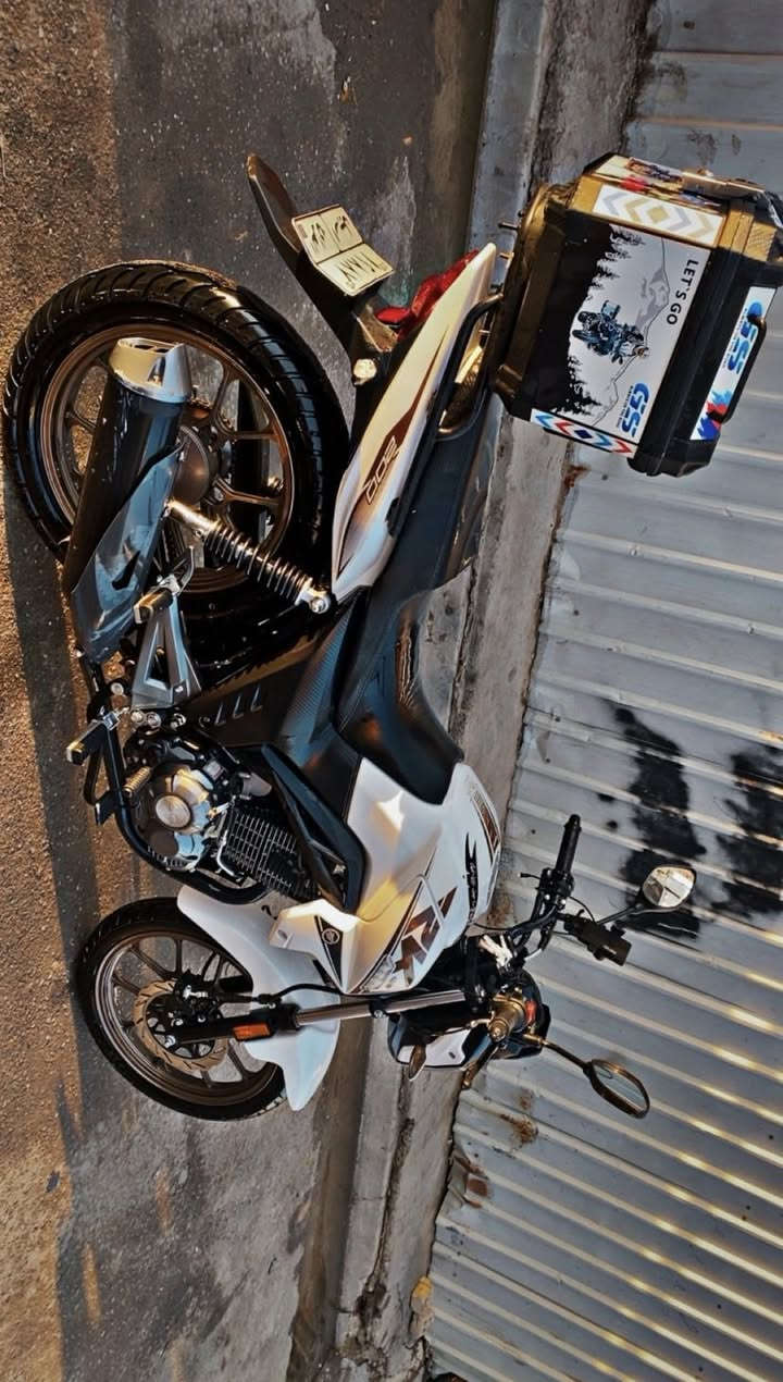 سلام عليكم RK 200 موديل 2025
رقم انكليزي دراجة بأسمي تحويل ثاني يوم 

ماشية 10.000km 
دراجة نضيفة 
مابيها اي شي شغل واطلع 

سعر //2,600
مليونين وستمية الف 
وبيها مجال 
عنوان الاعظمية المقبرة الملكية
رقمي //***********
