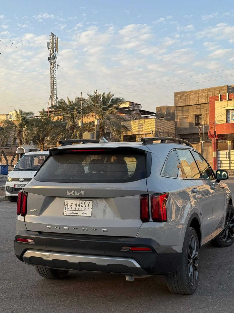 كيا سورنتو 2022 فئهX.Line-وارد أمريكي ، وتأتي بمحرك 4 سلندر تيربو 2.5 لتر مع نظام دفع رباعي (AWD) قياسي، ومواصفات فل كامل تشمل فتحة بانورامية، شاشة كبيرة، كاميرات ، رادارات ، كشنات جلدية (تدفئة وتبريد)، تشغيل بصمة عن بعد، ومساعدات قيادة متقدمة (رادار، قيادة ذاتية)، بالإضافة إلى صندوق كهربائي وشحن لاسلكي، وتتوفر بسبعة مقاعد vip
ناقل الحركة: أوتوماتيكي 8 ، نظام الرجوع للمسار، توقف ذاتي ،  مثبت سرعة ذكي، حساسات خلفية.
الميزات الإضافية: فتحة سقف بانورامية، باب صندوق خلفي 
كهربائي، تكييف منفصل أمامي وخلفي.  رقم السيارة بغداد حادث السيارة بنيد ومدكر  وصور الحادث بلمنشور ومالك السيارة بالبصرة 
العنوان بصرة حي الرساله قرب مامع امام الصادق ع  المسافه لمقطوعه 85 الف كيلو
الرقم ***********
السعر 225$
