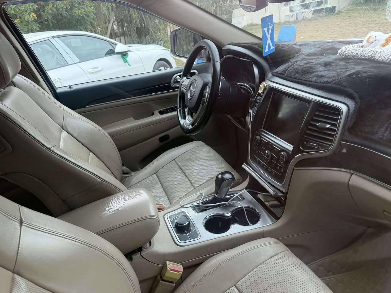 جيب لاريدو موديل2018
رقم بغداد إنكليزي 

شرط التحويل سنويه جديده هزه جديده 

مكفوله 

سياره فول مواصفات 1/1

كشنات جلد تحكم استيرن 

بصمة تشغيل +بصمة ابواب 

دخول ذكي..دفع رباعي 

كامره دواره ...شاشه قلاب 

صدر جديد طخم تاير جديد

 .سياره جاهزه مابيها نقص 

مكان السياره بابل 

***********
