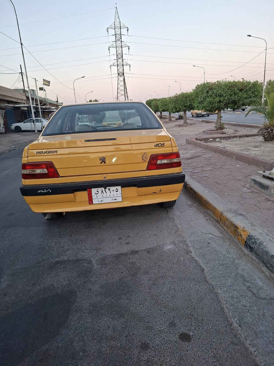 سلام عليكم بيجو لميس 2013 .. ضربه فقط الجاملق لي بصف السايق مثل مواضحه بل صوره مصبوغه جماليه اثر جراد وعندي صور كامله قبل الصبغ مكفوله من الضربه .. تخم تاايرات جديد صدرها جديد كير ومحرك جديد فقط لاستيك ولف يحتاج تبديل تبريد شغال وبارد لكن منقص غاز  دوشمه جديده مصفره هيه وغرامات تحويل ثاني يوم السياره مشاء الله بل واقع تجنن واحلاا من الصور كهرائيات كلها شغاله .. السعر 32 وبيها مجال جدا بسيط *********** العنوان بغداد الشعله بل عافيه على لياخذهاا ممتواجد فيس فقط على الرقم
