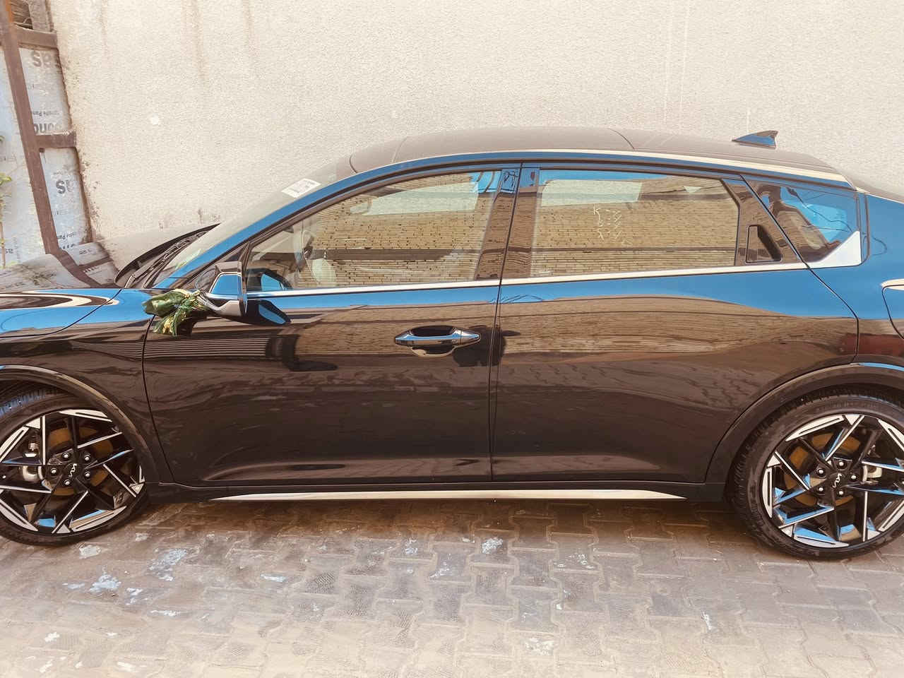 من رخصه  الادمن  k4 مديل ٢٥  السياره كتاب شهداء مرقمه وجاهزا بس صبغ قبق جنطه ودفيوزر عوزهن صبغ ابيع  كما موضح بالصور  

مواصفات السياره 
جيتي لاين
محرك ٢٠٠٠ دوش
سايد بريك دكمه 
الكشنات تدفئه تبريد

والله متروسه مواصفات نصهن مااعرفهن 

السياره ماشيه ٦٧٨٠ km
والله زيرو 
***********
واتساب***********
