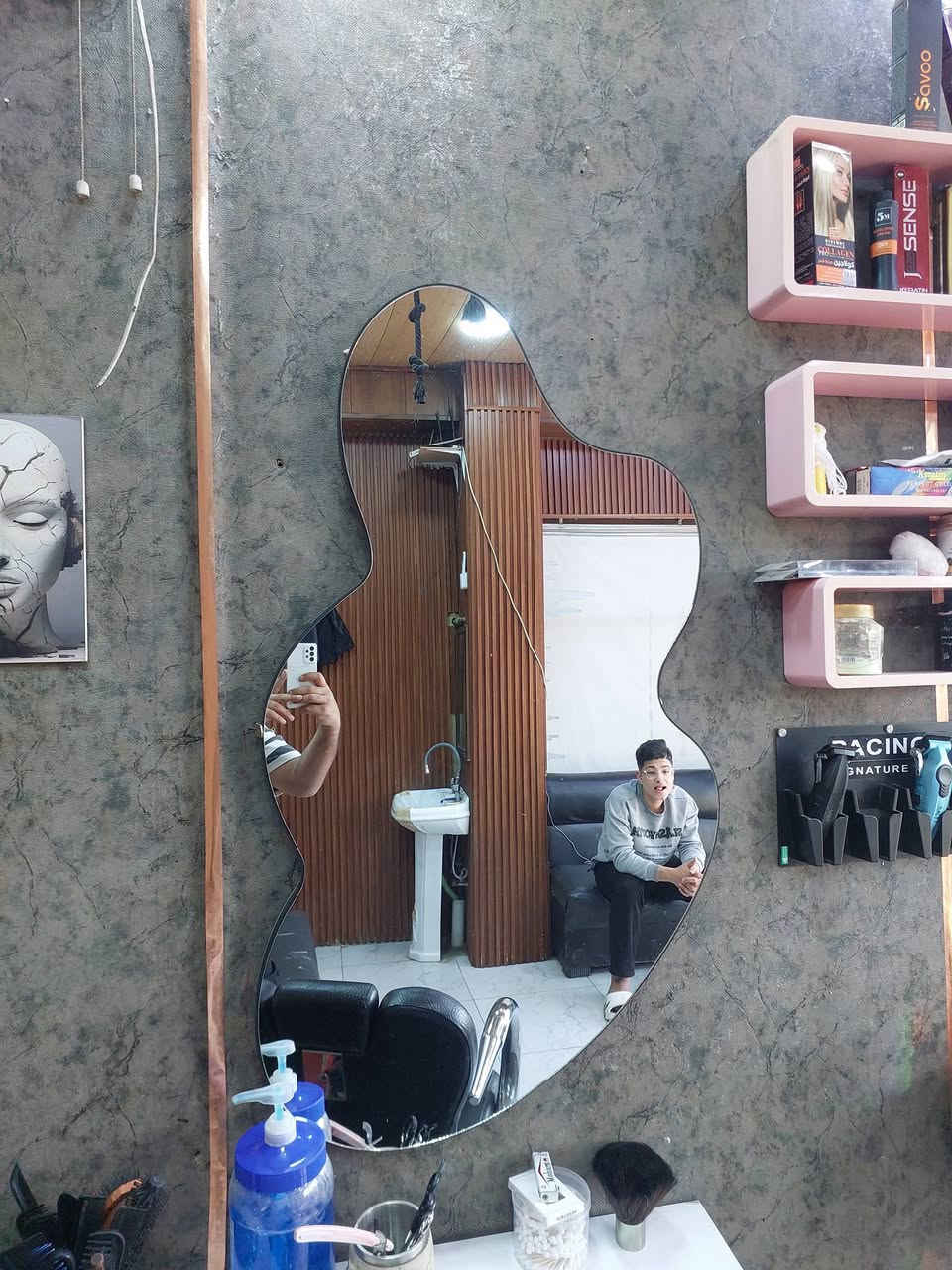 كراسي حلاقه للبيع ٢مستخدم شهرين واحد قديم ٣امرايه غيوم اتصال فقط ***********
