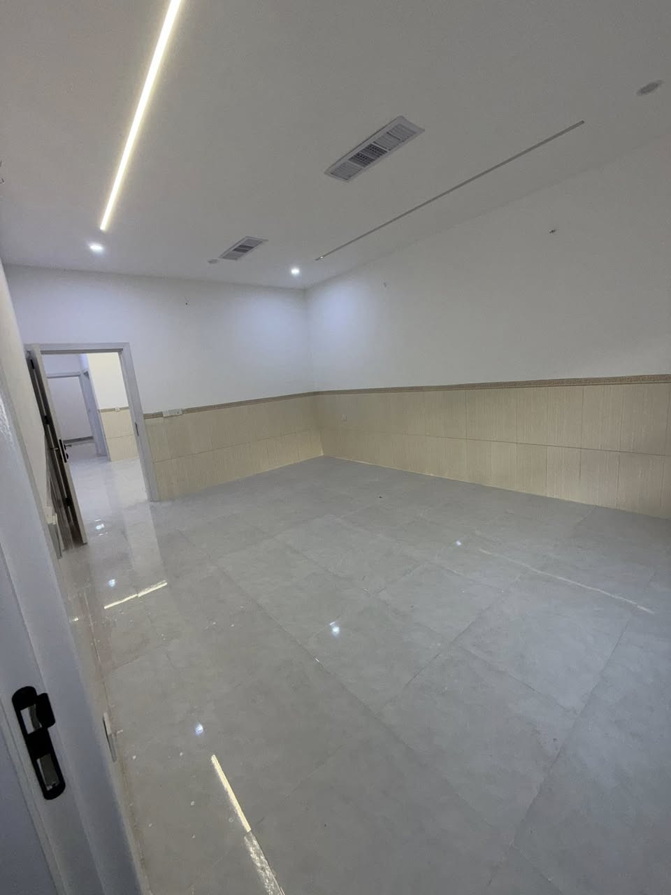 دار 200 متر طابو ملك صرف 
فول سيراميك فول مواصفات بناء نظيف
‏العنوان القادسية الثانية شارع أبو وليد
‏يتكون الدار من (كراج +حديقة+استقبال+ مطبخ حار بارد+ + هول+ غرفتين نوم+￼بيتونة￼￼+￼صحيات داخلي وخارجي )
‏
￼ السعر مراسلة الصفحة 
￼ للاستفسار أكثر اتصل بالرقم التالية 
***********
***********￼
‏نستقبل كافة العروض في جميع مناطق كركوك نتعامل فقط في الطابو
