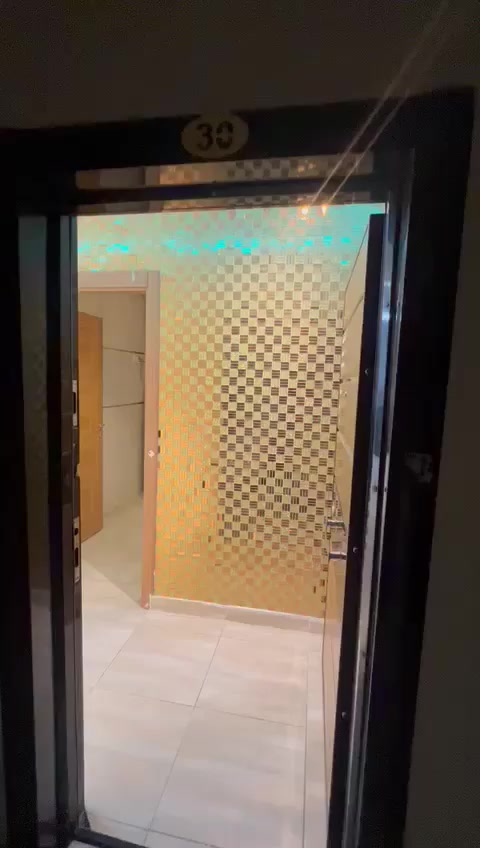 السلام عليكم
شقه ب مجمع زهور بغداد 
يم سريع بغداد جديده 
شقه (٨٠) متر للبيع 
 عمارة D4 طابق ثامن بالمصعد سابع أطلالة الشقة البلكونة على ورده 
مؤثثة بالكامل حاليا بيها مؤجر يدفع ٦٠٠ الف بالشهر   
 للاستفسار الاتصال بالرقم ***********
مدفوعه كامله الشقه للبيع
