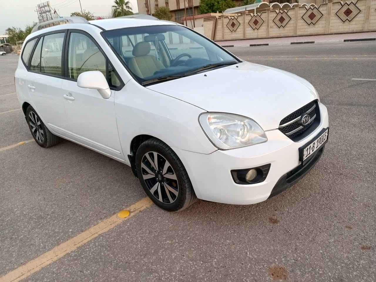 كيا كارنز ٢٠١٢ (بيع فقط)
رقم بغداد الدولي تحويل مباشر 
سيارة نضيفة
كشن كهربائي
مري شفط 
تبريد لمس 
تحكم سترين جهتين 
7 راكب 
تخم تاير جديد 
بيها قطع صبغ ٣ (بدون ضرر، وتبديل، ودواخل، )
كير ومحرك (كفالة)
مكينة 2000

مكان السيارة: كربلاء 
السعر:(115)وبيه مجال  📮
للتواصل: ***********
