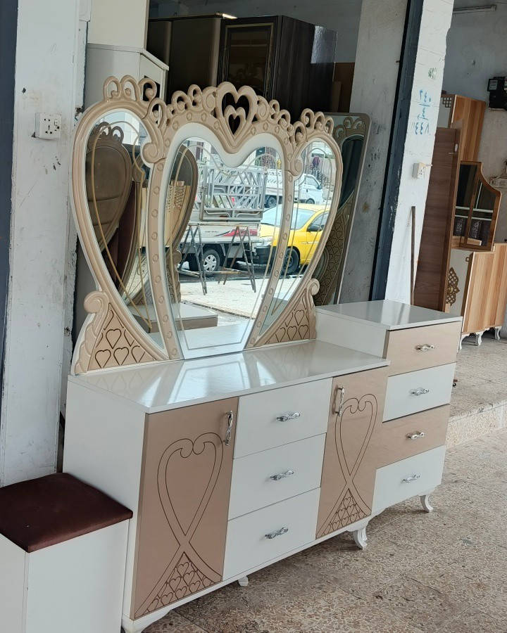 من معرض فهودي الدليمي غرفه تركي ضخمه مال عرسان فصال كلش حلو تتكون من 9 قطع النضافه 90%100 السعر 850 الف فقط معا الشد والنقل مجاني العنوان موصل سايدين القادسية الثانية قرب جامع علي بن أبي طالب معرض فهودي الدليمي للستفسار موبايل اسيا *********** كورك ***********
