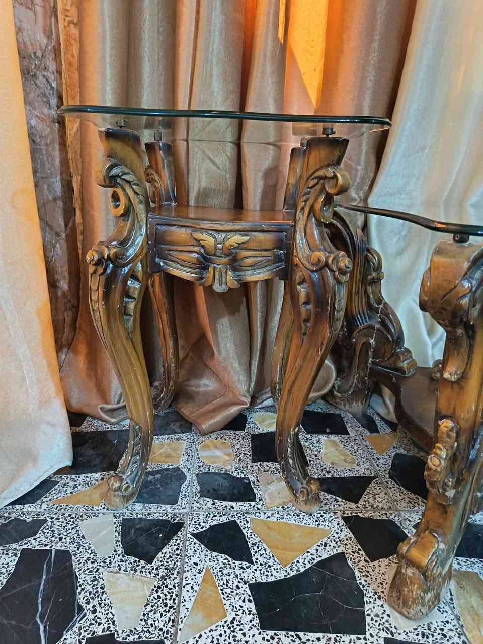 طاولة وسط + طبلتين جوانب (عدد 2)
الطقم خشب ثقيل ومحفور شغل مرتب، والزجاج مالته سميك ونظيف، ما بيه لا كسر ولا عيب، بس شوية استخدام خفيف على رجلين الطاولات مثل ما مبين بالصور.
السعر 75 مكاني بلديات


**إذا كنت صاحب هذا الإعلان وتريد حذفه لأي سبب، رجاءا أرسل رسالة إلى الدعم الفني**