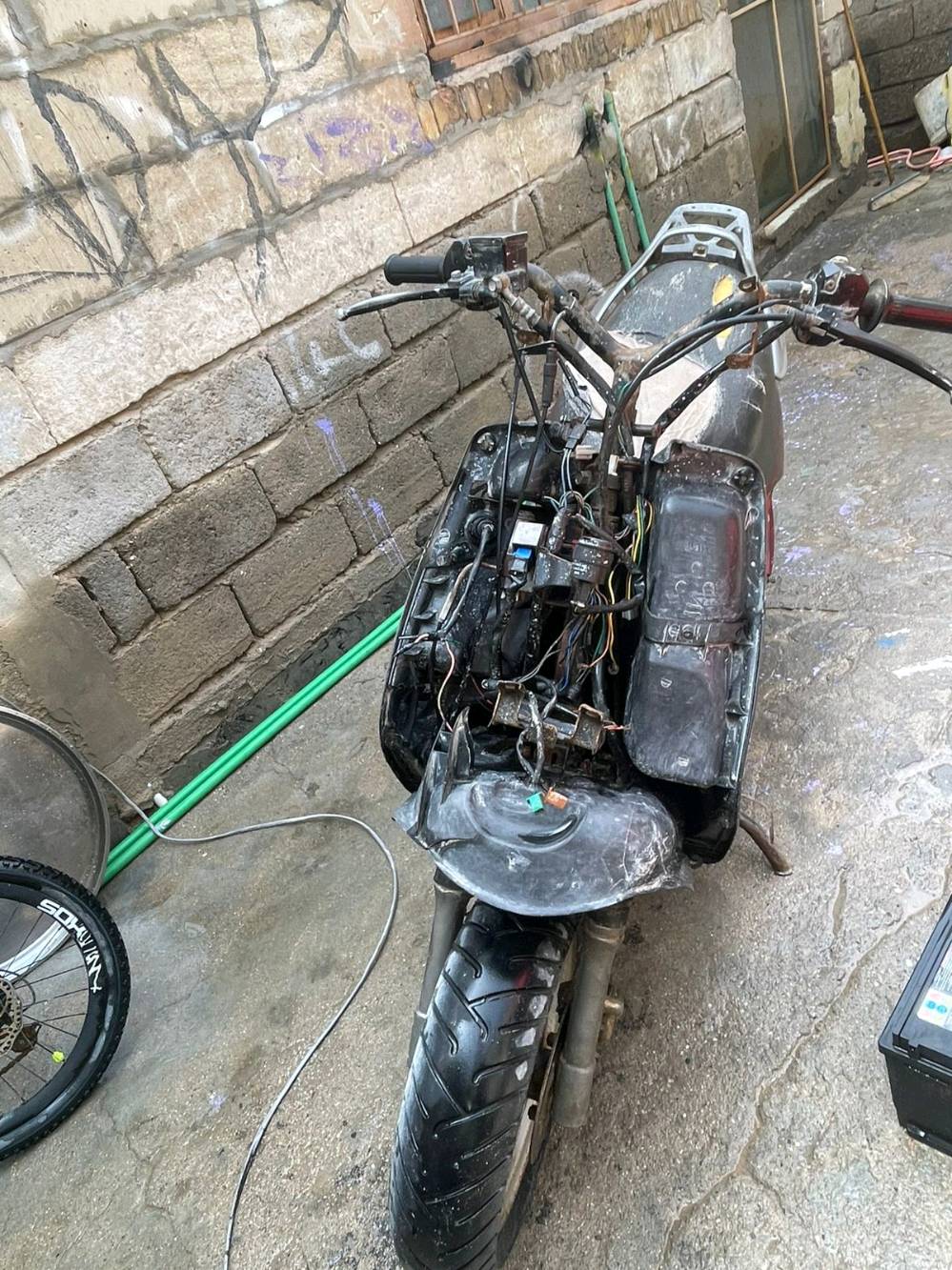 السلام عليكم ورحمه الله وبركاته 
دراجه للبيع اكزز 
دراجه ناقصها فقط كفرات دراجه شغاله 
السعر 250 وبيها مجال 

مكاني البصره ابي الخصيب