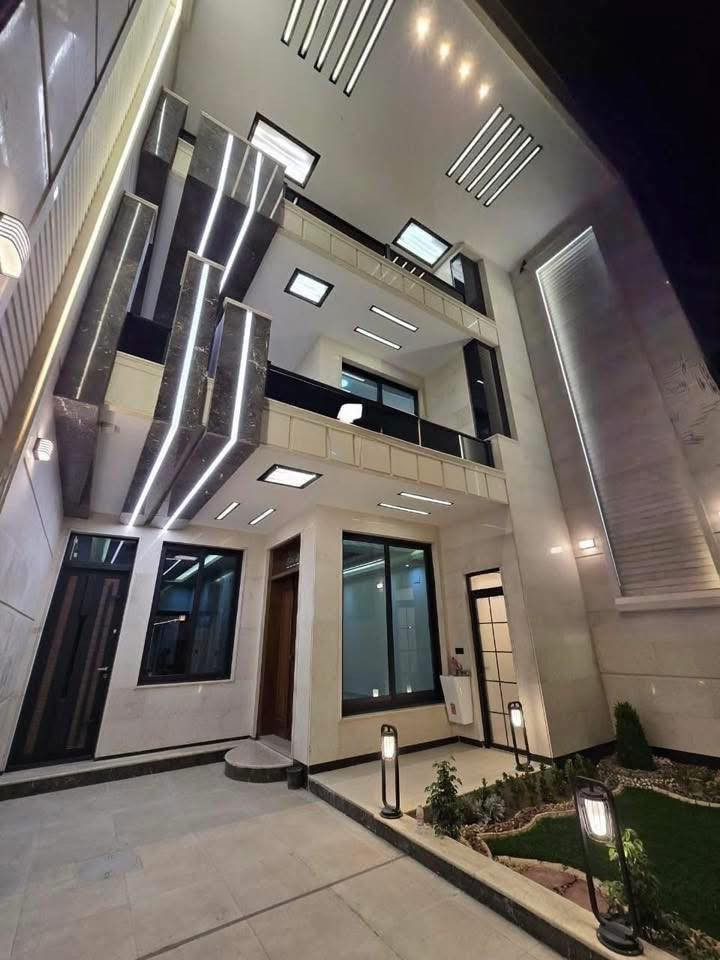 🏡✨ للبيع دار سكن فاخر – بتصميم هندسي مميز وإشراف هندسي متكامل

📏 المساحة: 230 متر – جاهز للسكن الفوري
📐 الواجهة: 7.66 م 🔹 النزال: 30 م

المواصفات الخارجية:
🔹 واجهة مرمر + أرضيات مرمر
🔹 بوابة خارجية كهربائية
🔹 الأبواب من الصاج الفاخر
🔹 الشبابيك ألمنيوم تركي
🔹 المحجر ألمنيوم + زجاج تركي

🏠 الطابق الأول:
🔸 مدخلين رئيسيين
🔸 استقبال أنيق
🔸 صالة واسعة
🔸 مطبخ مستقل
🔸 خدمات صحية
🔸 غرفتين نوم ماستر كبيرة

🏡 الطابق الثاني:
🔸 أربع غرف نوم ماستر
🔸 خدمات صحية

📍 الموقع: حي البنوك – شارع باريس
✔️ موقع مميز جداً – شارع 15 متر + رصيف 4 متر

📞 للاستفسار: ***********
📍 مكتب عباس للتطوير العقاري
حي البنوك – شارع الكنيسة – مجاور حلويات تمتوعه 🍰
