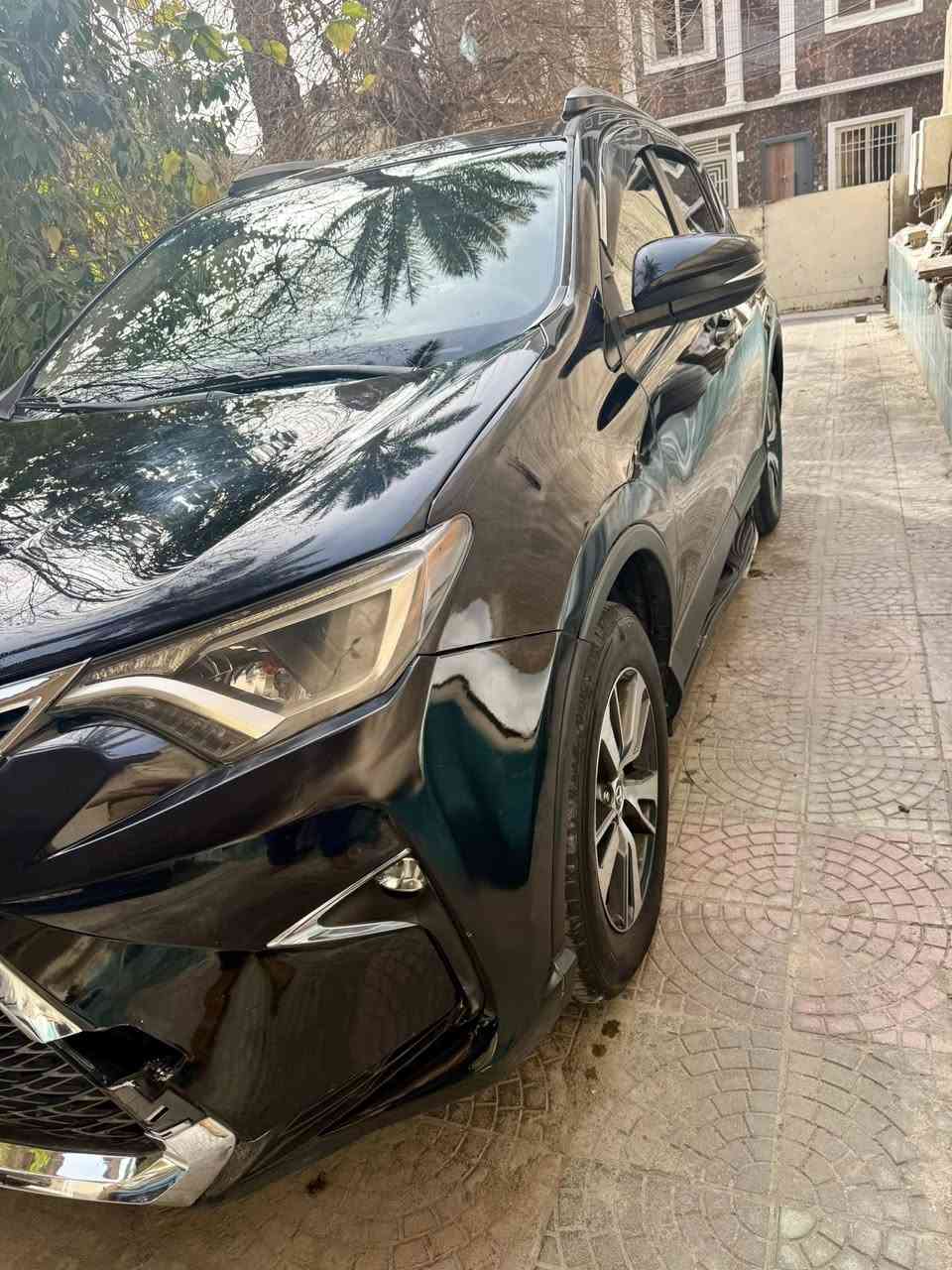 السلام عليكم 
راف فور 2018 بانزين مواصفات XLE فتحه سلايد  وبصمة وصندوق كهرباء ولايت زنون وكامره خلفية وشادلها شاشه اندرويد وكار بلاي 
الضرر موضح بالصور 3 قطع صبغ فقط ماشية 45 الف وسنوية جديده وهزه جديده 
السعر 155 ورقة 
للاتصال ***********
