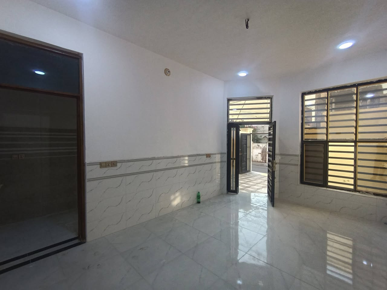 🏡 دار سكن للبيع في حي الفرات

✨ فرصة مميزة لامتلاك دار حديثة بتشطيب فاخر وموقع جميل.

📐 المساحة: 125 متر
🏗️ البناء: كونكريت مسلح
🎨 التشطيب: فاخر من الدرجة الأولى
🆕 بناء جديد غير مسكون
🏠 واجهة مودرن عصرية مع استغلال ممتاز للمساحة.

🔹 يتكون من طابقين:

الطابق الأرضي:

- غرفة نوم
- صالة
- مطبخ
- استقبال
- مناور
- صحيات داخلية وخارجية

الطابق الأول:

- غرفتا نوم
- صالة كبيرة
- صحيات
- سطح

📍 موقع مميز وهادئ في حي الفرات، مناسب للسكن العائلي.

📞 للاستفسار والمعاينة:
مراجعة مكتب علاء الخالدي للعقار أو الاتصال على الرقم: ***********.
