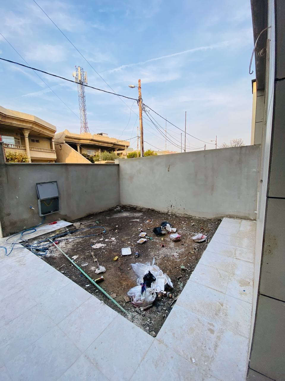 داران للبيع حي الشرطة  ( تسليم مفتاح )

المساحة 187 متر واجهة 7.5 متر 

سند طابو ملك صرف 

مكون من طابقين 

الاول - كراج سيارة + حديقة هول استقبال مطبخ صحيات  غرفتين نوم وحده سويت 

الثاني 3 غرف نوم هول صحيات + سطح ناصي 

للاستفسار اكثر مراجعة مكتب العمران سايدين التعليم مكتب العمران للعقارات 
***********
***********
