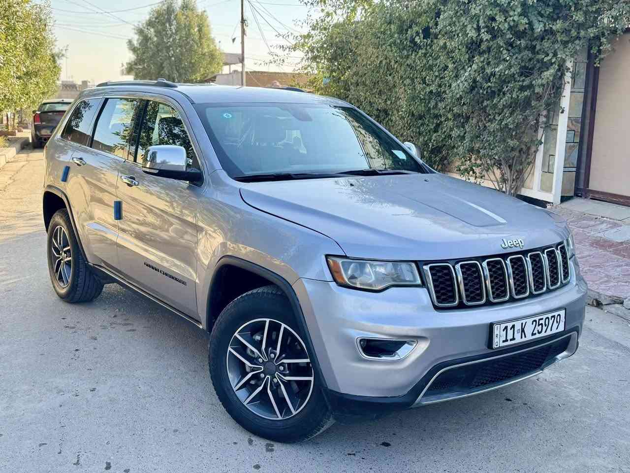 #_للبيع_او مراوس 🚘
————————  
جيب 2019 وارد امريكي  رقم بغداد بسمي
‏( Limited ) محرك ٦/٣٦٠٠ (4x4) 3 وضعيات
تبريد قطعتين كشنات جلد تدفئه تبريد كشنات حساسات امامي خلفي وجانبيه  رادارات  بصمه دخول. صندوق كهربائي شاشه كبيرة  خزن مقاعد وضعيات تشغيل عن بعد تعميم مرايه
________________________________
الضرر شطحي وبسيط وبدون ارباك صبغ قطعه وحدة وتبديل  باب وجاملغ قطع اصليه نفس اللون وصور الحادث موجودة والسونار هم موجود 
—————————————————————
#_السعر /195  ورقة💰و بي مجال
مكان السيارة : بغداد الكرخ 
#_للاستفسار / ☎️ ‭***********
