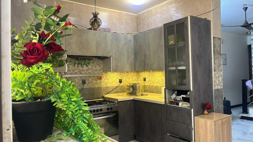 بيت حديث جدا للبيع 100 متر ثلاث طوابق بناء طابوق درجة أولى   
العنوان الدورة مدخل شارع ٦٠    
يحتوي البيت ع ٣ طوابق كاملة  مع بيتونة ومخزن فوق الطابق الثالث 
4 غرف نوم 
غرفة نوم طفل 
حمامات عدد ٢ 
استقبال 
صالة ومطبخ  ومناور 

للاستفسار  ***********
