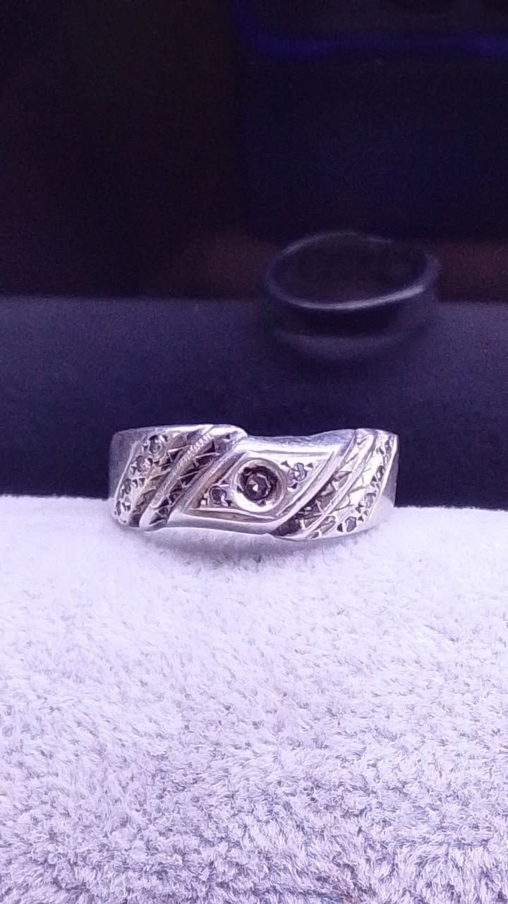 خاتم الماس بلجيكي حر يحتوي على ماسه كبيره و10 ماسات صغيره للبيع مكاني بغداد بياع لا يوجد توصيل أي استفسار عن الخاتم والسعر اتفضل خاص


**إذا كنت صاحب هذا الإعلان وتريد حذفه لأي سبب، رجاءا أرسل رسالة إلى الدعم الفني**