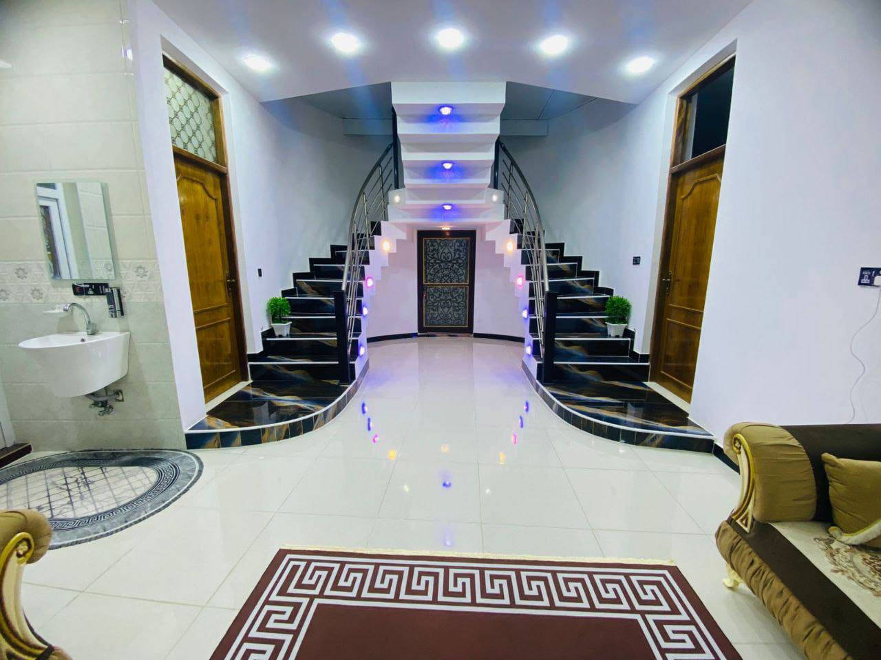 اللهم صلي على محمد وال محمد 
 بيبت للبيع كوت الجديدة طابق واحد بناء سنه ٢٤ شهر لعاشر
لمساحه الكليه ٣٣٨م يبعد عن شارع بغداد ٩٠٠م 
يتكون من طرمه گراج چبير+حديقه واسعه+ استقبال طول٩×٤ 
صاله طول ١٠+ مطبخ ٥×٤
غرف سويت حمام داخلي لغرفه لواحده ٦×٤ 
ترك مترين على طول لبيت مسگف و بي هوائيات 
بناء درجه أولا  
للاستفسار 
***********
