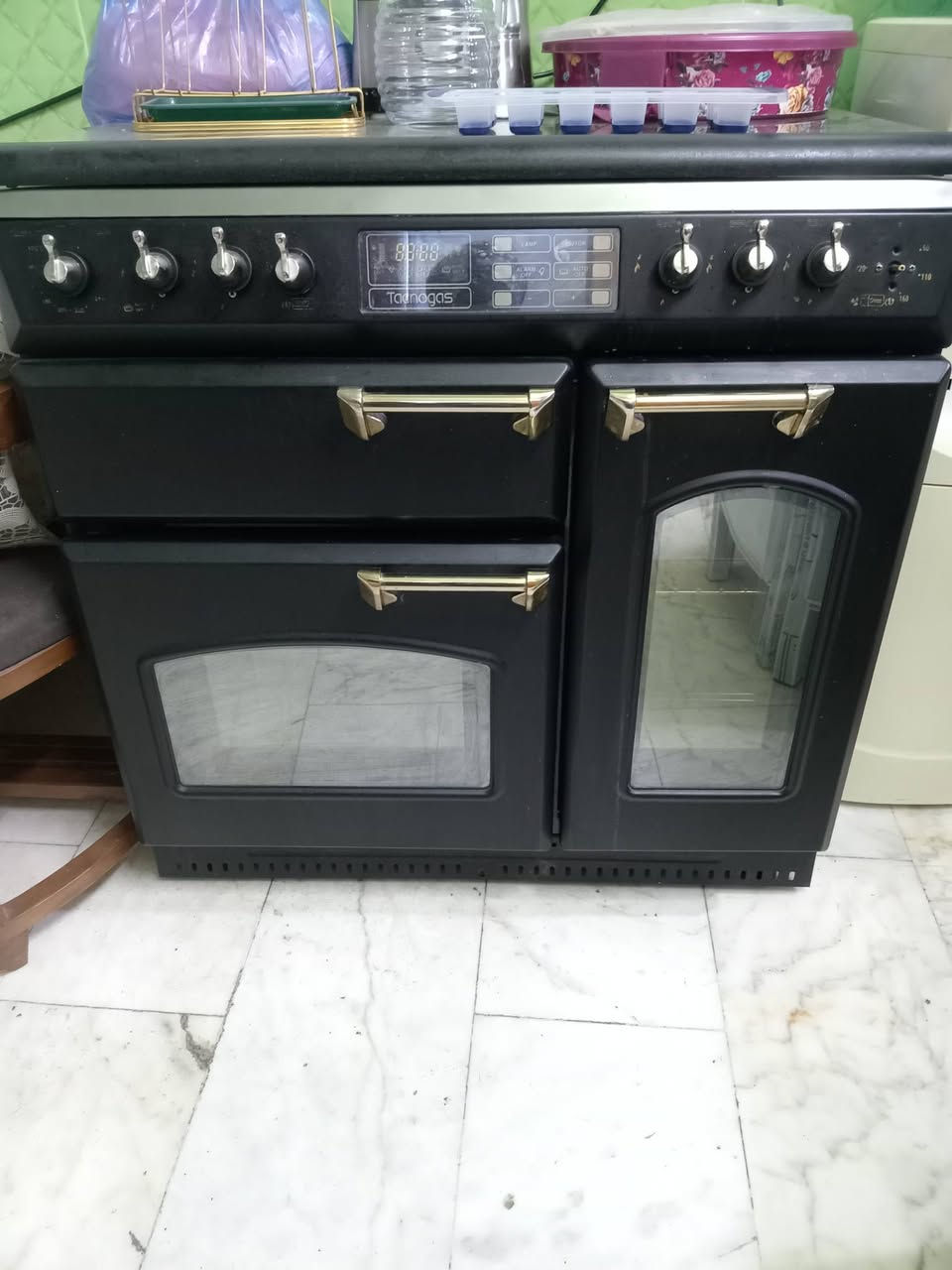 طباخ إيطالي ٥ عيون مع فرن وافن وشواية كهربائي شغال    واشعاله ذاتي عبر القداح الكهربائي  مدة الاستعمال ٣ سنوات سعر الشراء في البدايه ٨٠٠ الف للبيع ب ٤٥٠ وبيها مجال للتواصل على ***********
