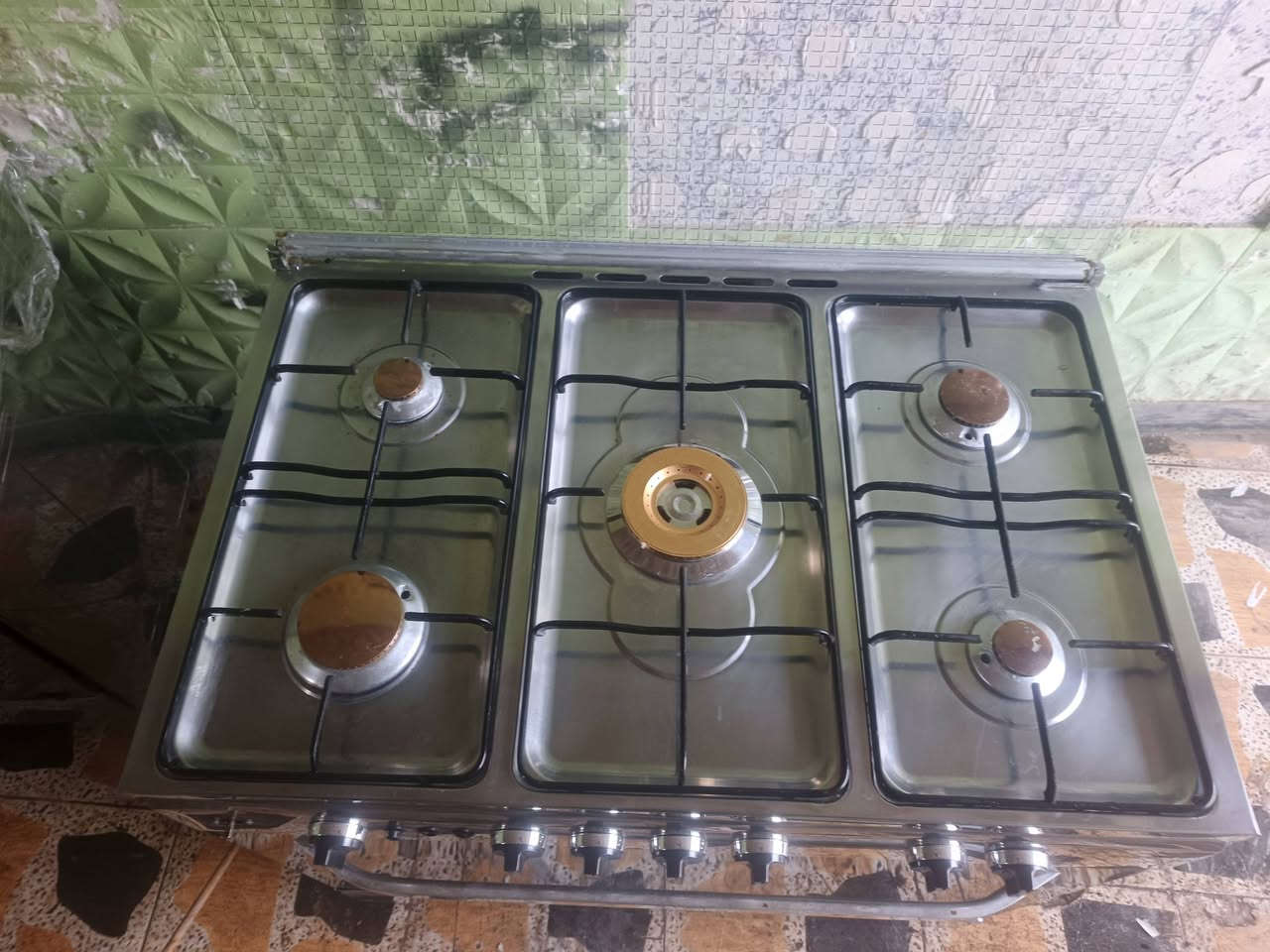 السلام عليكم
فريش مصري مجدد بل كامل شغل أيدي ضمان شهرين عل نار طباخ كلش نضيف شوفت عينك ب175وبي مجال للطيبين 
***********
