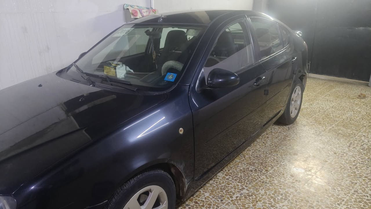 السلام عليكم ورحمة الله وبركاته عن رخصة الادمن الاخ خالد الخفاجي سيارة بروتون جين 2  موديل 2016 كلين بدون صبغ تعديل عالبارد اسفل الباب الخلف السائق شبر او اقل السيارة جديده گير محرك طخم امامي طخم تايرات كلو جديد مرايات شفط فول مواصفات باستثناء فتحة السقف تحكمات استيرن تحتاج تقليمات مال خدوش وبولش هزة قبل اسبوع تحويل فقط يعني لاتوجد وكاله فقط تحويل ماشيه 83000 قابل للزيادة السعر 90 ورقه وبيها مجال بسيط للشراي معارض مااريد فقط بيع سيارة مال جناي التواصل على ارقامي
***********
***********
