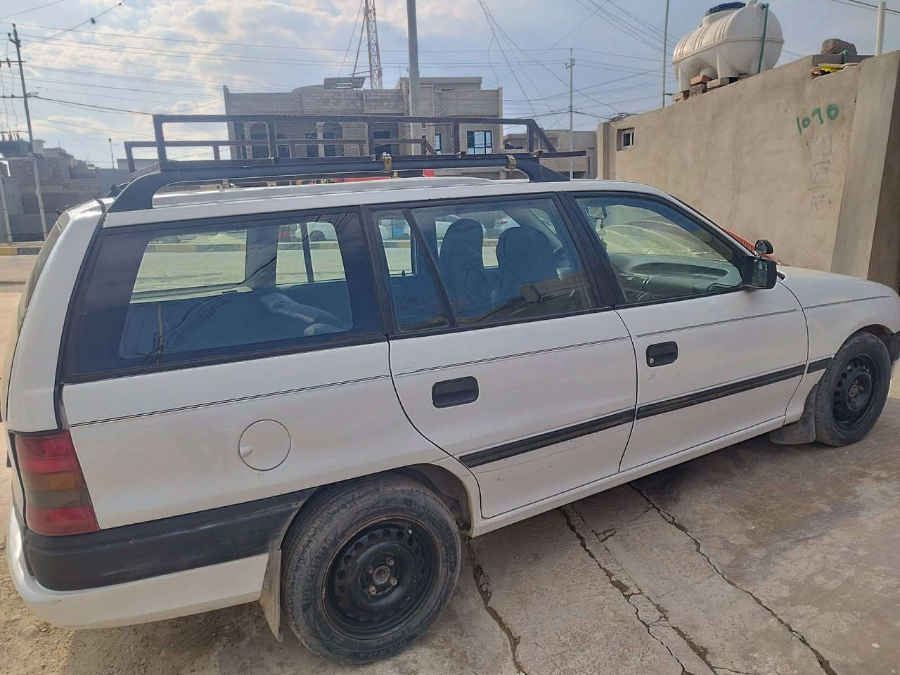 استرا ستيشن موديل 1993 حجم 16 
سنوية عضم جديدة  شرعيها بالموصل مشروع وطني 
شرط التحويل 
مكاني الموصل الأيمن 
السعر 45 وبيها مجال 
 اسيا ***********
 كورك ***********
