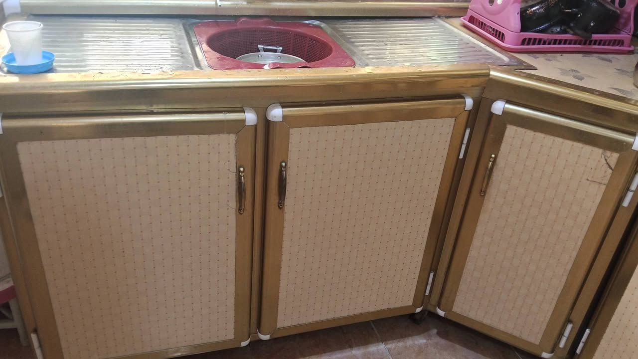كاونتر للبيع اربع قطع مع الطباخ الملحق 3 امتار و40 سم السنك مع الزاويه 190  ويا الطباخ 175 والزاويه 80 
الرقم***********
