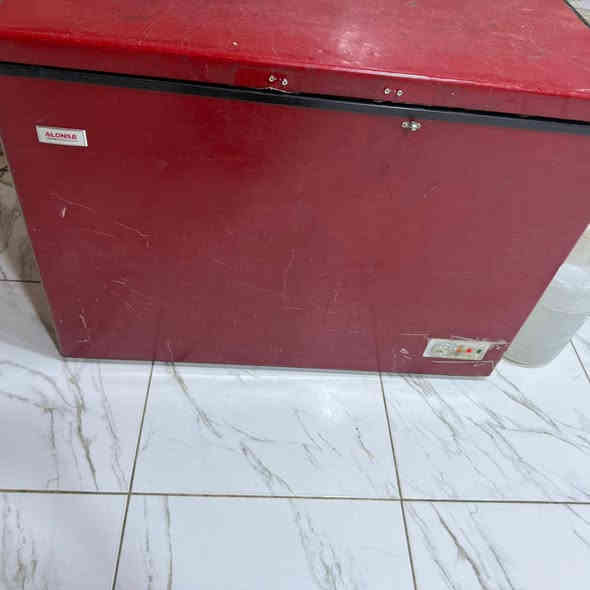 المجمده 200 وبيها مجال 

العارضه 250 

المعرض الخشب تسكام ب130 وبي مجال 

زويريجات ***********
