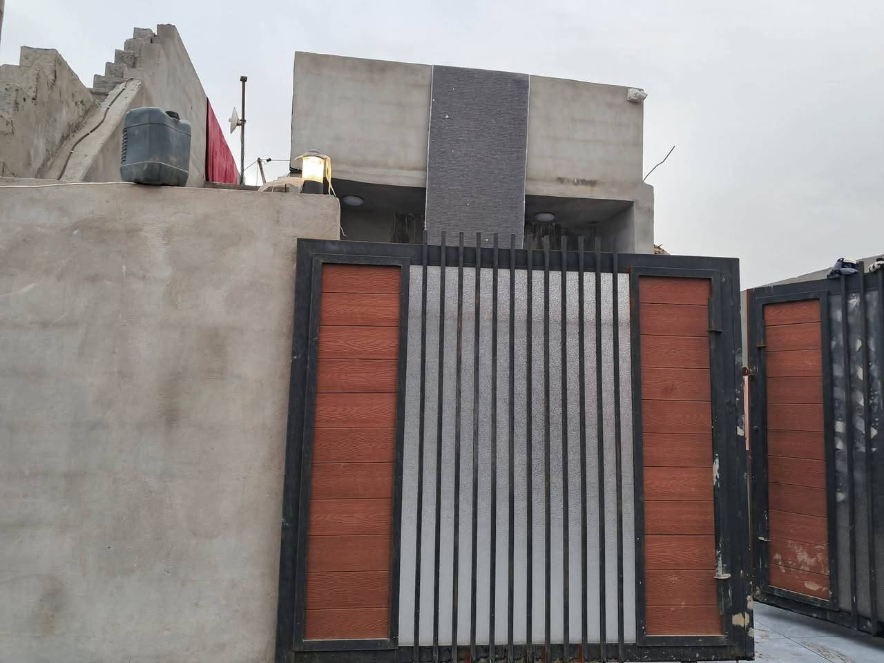 سلام عليكم بيت للبيع جديد بي غرفه و مطبخ وستقبال وكراج سياره  100متر طول موقع 55خلف جامع الراشدين قريب عل شارع  السايدين سعر 31وبي مجال خابر وتدلل ***********
