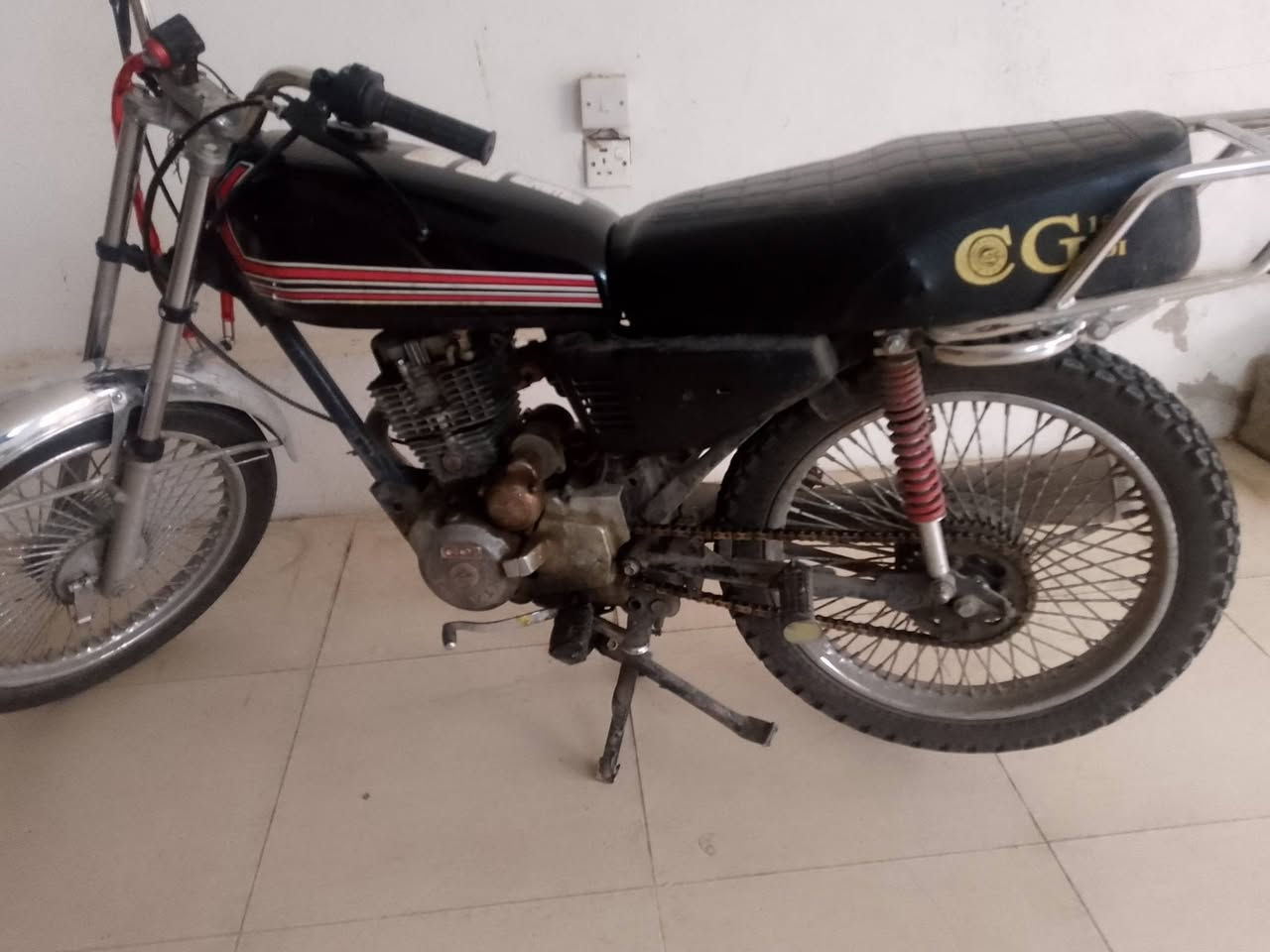 من رخصة الادمن
دراجة 5 كير. كلش نظيفة. وعيب مبيها.

وغراظها كلها موجودا جبيتهم جدد
 اشاير خلفي وامامي ودشبول وباتري
وكلوب امامي.  بس اني هيج ردتت ابيعها لابيها عيب ولا شي ورايدة ب 250 الف

الي شراي ورايدة هذا رقمي
***********
