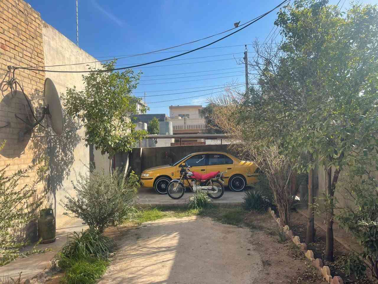 بيت للبيع خانقين حي عسكري شمعه ماء 
إدارة محلية المساحة ٣٠٠متر ركن 
للاستفسار مراجعة مكتب رابەر شارع 
المزرعة قرب جامع هداية ***********
