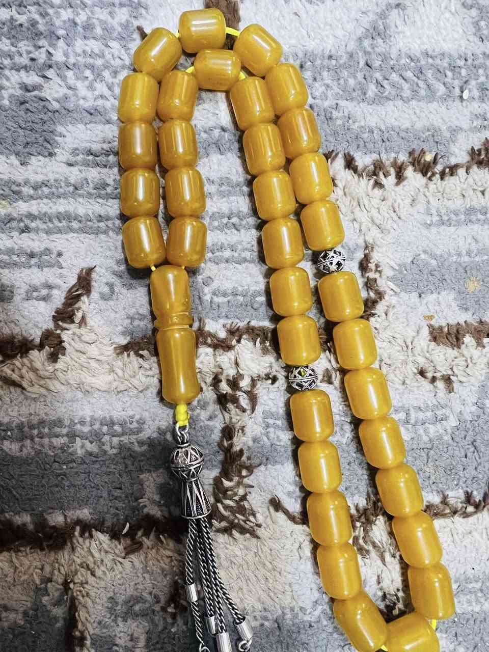 السلام عليكم
سندلس افغاني 35 خرزه معه كركوشه وفواصل فضه 
وزن السبحه 98غرام معه الفضه 
وزن الكركوشه 20 غرام
السعر 125 يوجد توصيل 
***********
