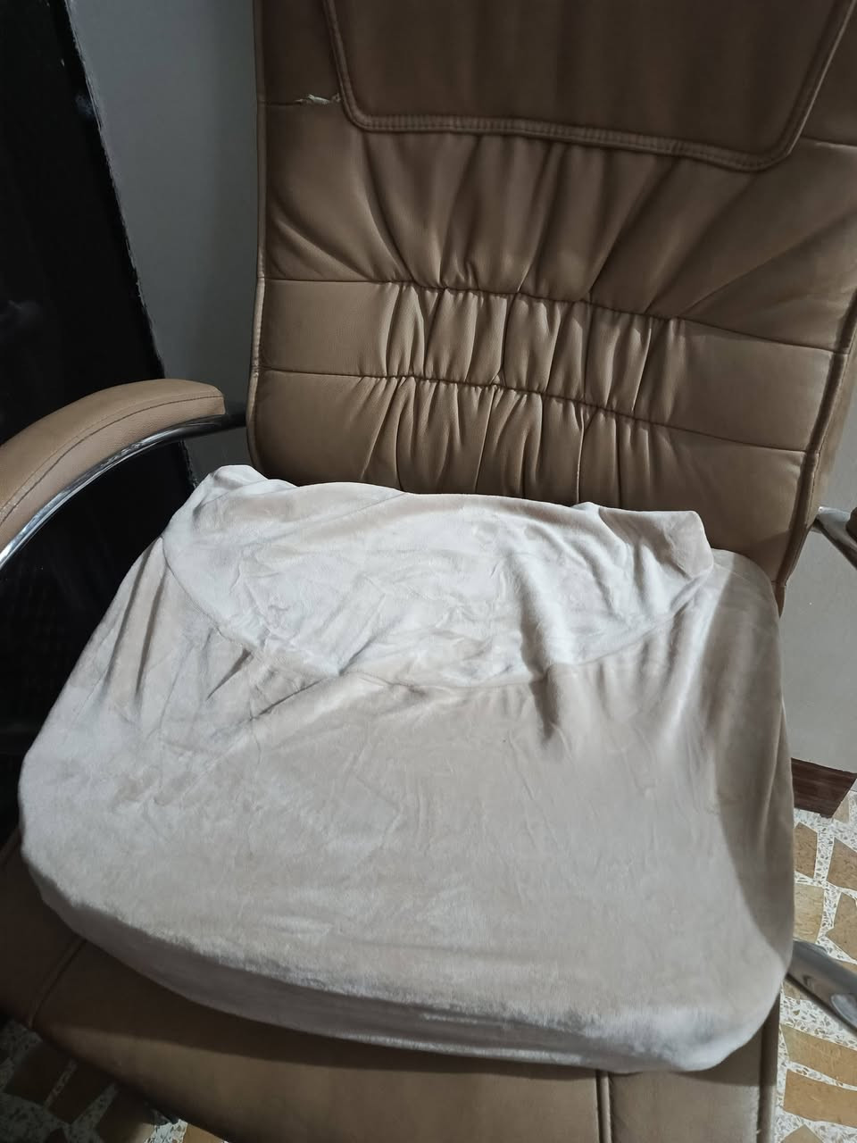 مقعد مكتبي الحجم الكبير بينو خلل ويحد السبرنك الاسفل مثل ما موضح صعود والنزول شغال اعطيكم معانو كوشه سفنج ضغط عالي سعر 70 مكانو موصل


**إذا كنت صاحب هذا الإعلان وتريد حذفه لأي سبب، رجاءا أرسل رسالة إلى الدعم الفني**