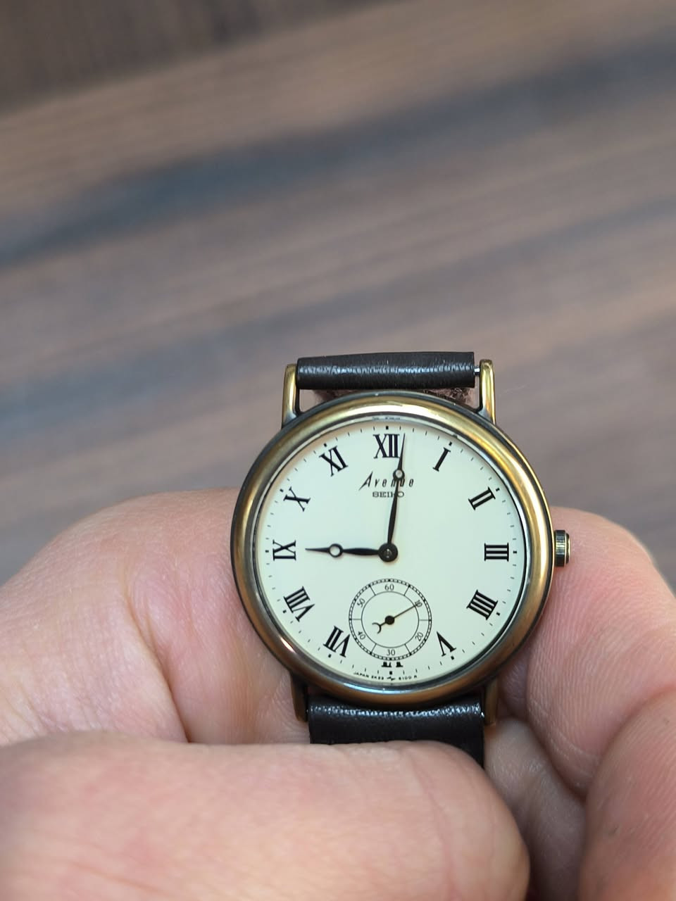 ساعة يد Seiko Avenue عتيقة تعمل بحركة كوارتز. تتميز بمينا باللون الكريمي أو العاجي، وأرقام رومانية كلاسيكية، ونافذة ثواني صغيرة (small seconds) عند موضع الساعة 6.
العلامة التجارية: سايكو (Seiko)
الموديل: Avenue (أفينيو)
النوع: ساعة يد كوارتز (تعمل بالبطارية)
الميزات: قرص فرعي للثواني (Small Seconds)، أرقام رومانية
القطر:30.77
السعر 100 الف 
للاستفسار ***********
