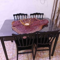 ميز كبير • ٤ كراسي • ميز أصغر