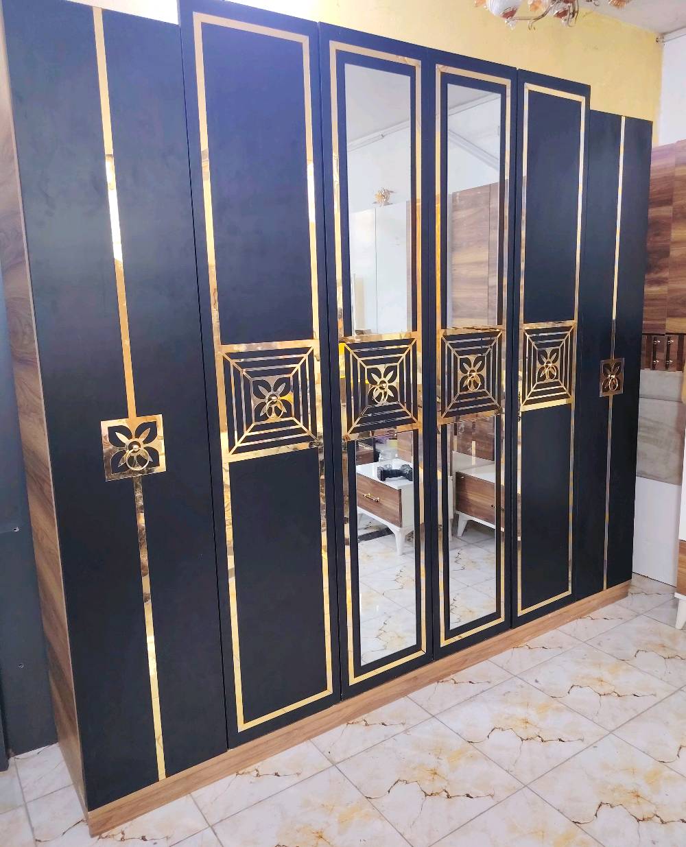 غرفة نوم تركي 6 قطع نضام ابواب ✅ ✅ 
 نضيفه كلش بنسبة 95% 👍✅👍
كل هذا 450،000 الف مع نقل وشد داخل بغداد 🚛🪛
للاستفسار خاص واتس اتصال