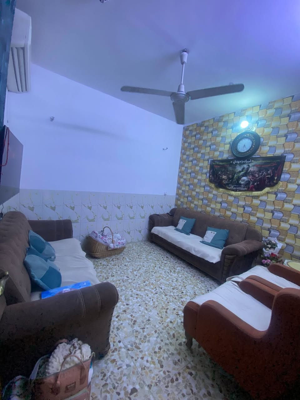 للبيع 50متر طابو صرف 
في منطقه حي السلام مقابل اعداديه 
صناعة المشتل
يحتوي على 
طرمه 
استقبال ممر مطبخ درج خدمات ترك
الطابق الاول 
غرفة نوم مع حمام داخلي 
غرفه نوم ثانيه
الطابق الثاني 
غرفه نوم 
حمام خارجي 
البيت ثلاث طوابق كامل بدون 
اي نقص بناء 2018
لمزيد من المعلومات 
الاتصال على مكتب عقارات القناة
***********
