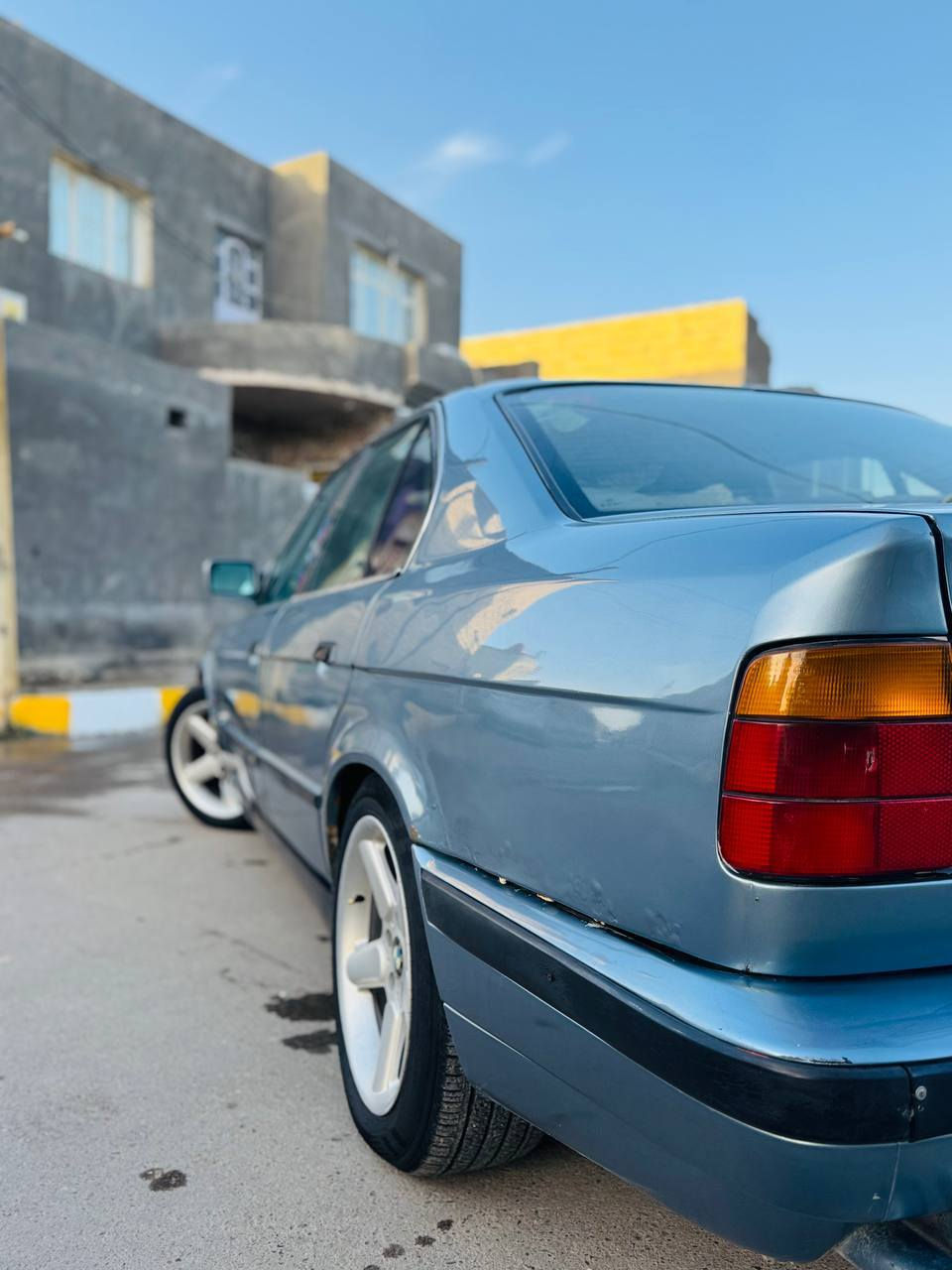 السلام عليكم بي ام موديل 90 حجم 525 لون رصاصي فيراني رقم دولي هزه جديده كير اوتو محرك مفتوح  جام 4 كهرباء كشنات كهرباء ويل 17 شنايزر  داخل جلد  تبريد قطعتين ثلج  جاهزه تخم تاير حداديه باتري كهربائيات كله شغاله 
مكان السياره ناصريه مركز رقم *********** 
السعر 42 بيه مجال قليل
