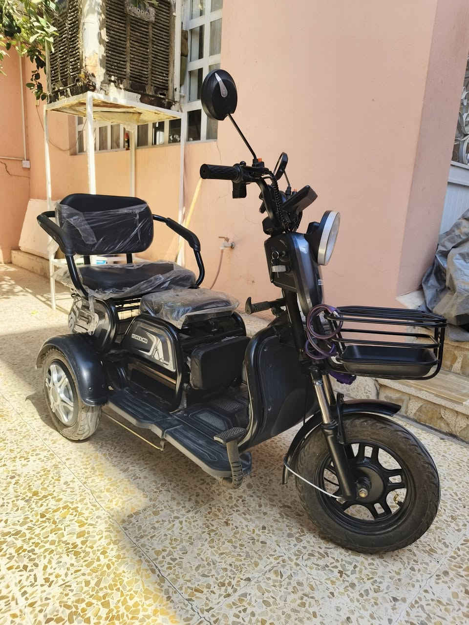 ❤️ دراجة شحن ثلاث عجلات korea mr موديل  2024❤️
🔥 السعر 600 الف وبي مجال بسيط 🔥
للاستفسار  :
***********  وتساب 
مكاني الموصل ، راسلني وتساب حتى نتفق على السعر

تخدم كل الفئات العمرية والاحتياجات الخاصة والعامة
✅ متزنة ومستقرة بالقيادة كونها تضم ثلاث عجلات
✅ 5 بطاريات بسعة 60V20A
✅ موتور كبير بقدره 1000W
✅ قدره على حمل 130 كيلو .
✅ تحكم ثلاث سرع ، اقصى سرعة 50 كم/ساعة.
✅ القدره على السير بما لايقل عن 35 كيلو متر      
بالشحنة الواحده. 
✅ شاشة عرض LCD .
✅ نظام فلنج بريك خلفي وامامي .
✅ نظام سبرنكات ودبلات خلفي امامي لامتصاص الصدمات والسير بالطرق الغير معبدة .
✅ اطارات الحجم 10 300، گبات .
✅ تحكم ريموت ، وجهاز حماية ضد السرقة.
✅نظام اضائة متكامل .
✅كرسي رئيسي مريح جدًا ، منزلق للأمام والخلف ، القدره على حمل شخصين بالغين وكرسي طفل اضافي .
✅  صندوق خلفي لحمل الامتعة وسله امامية لحمل الامتعة .

باقي الموصفات موضحة بالصور.
