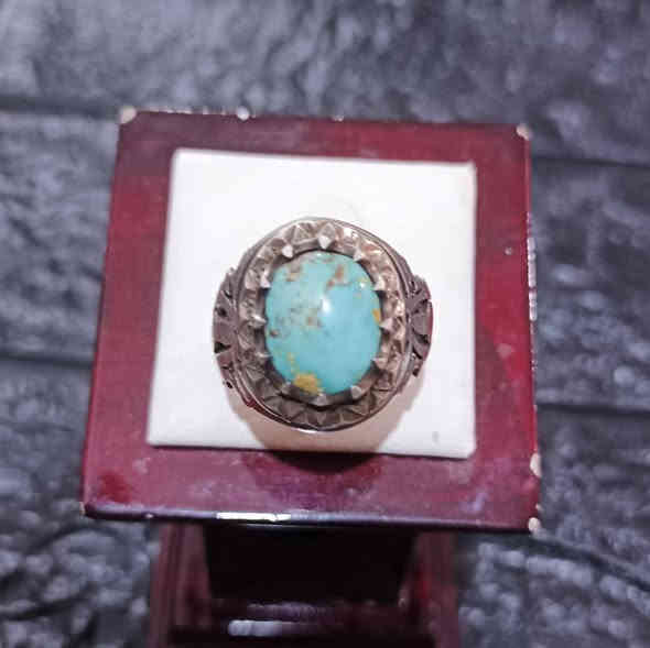 السلام عليكم فيروز نيشابوري قياس 27_28 صياغة مهدوي 925 سعر 65 وبي مجال بسيط  مكان ناصريه توصيل موجود ***********
